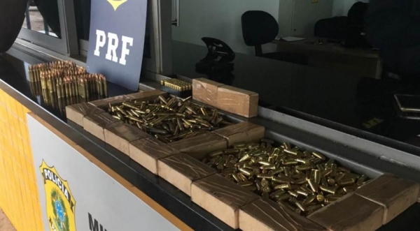 O veículo e as munições foram recolhidos para o posto da PRF.. (Foto: PRF)