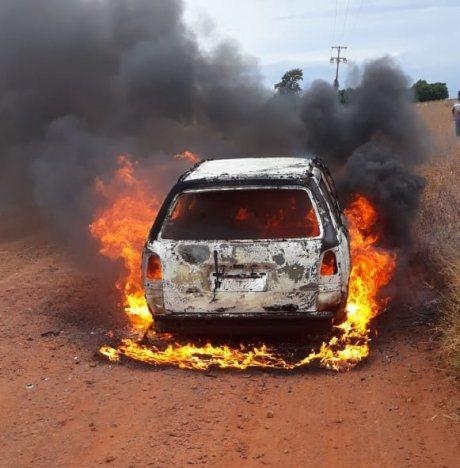 O veículo foi incendiado no interior de Palotina. (Fotos: Portal Viola)