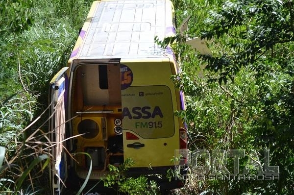 Os bandidos depois de tirar todo o equipamento de som, abandonaram o veículo. (Fotos: Bogoni/Radar BO/Catve)