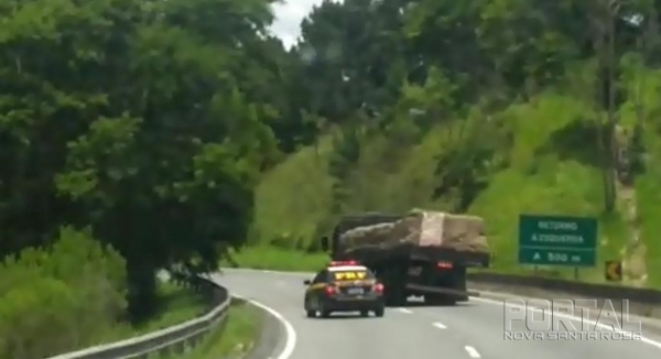 A PRF encaminhou o preso para a Delegacia da Polícia Civil de Campina Grande do Sul. O caminhão permaneceu retido no pátio da PRF (Foto: PRF )