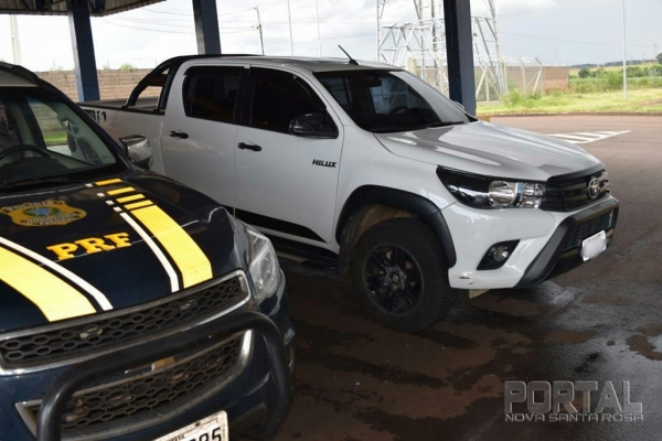 Um casal foi preso, eles venderiam o veículo no Paraguai. (Foto: PRF)