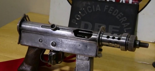 Dois homens foram presos em Matelândia com uma submetralhadora de uso restrito das forças armadas — Foto: Reprodução/RPC