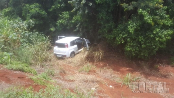 Equipes da PRF, com apoio do 19º BPM, fizeram o cerco policial e a equipe da Patrulha Rural adentrou ao mato, logrando êxito em localizar o fugitivo.(Foto: PM)