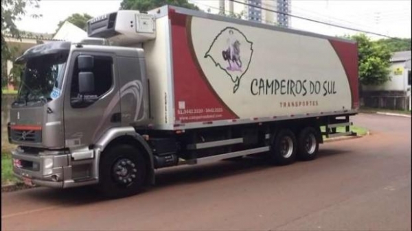 Caminhão Volvo placas IUB 2496, de Alvorada, Rio Grande do Sul. (Foto: Catve)