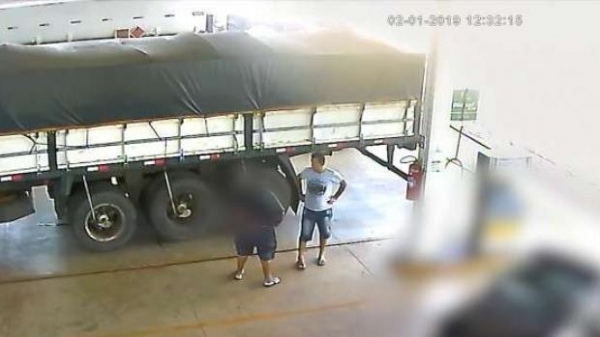 Qualquer informação sobre o suspeito que possa contribuir na identificação e localização, bem como destino dado à carga, deve ser repassada para a Policia Civil, pelo fone 197 ou 45-99951-7170. (Foto: Reprodução)