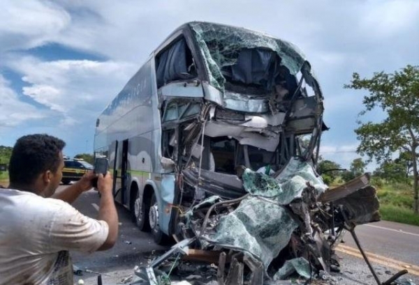 Ônibus ficou com a frente completamente destruída em MS (Foto: Divulgação/Arquivo pessoal TV Caiuá )
