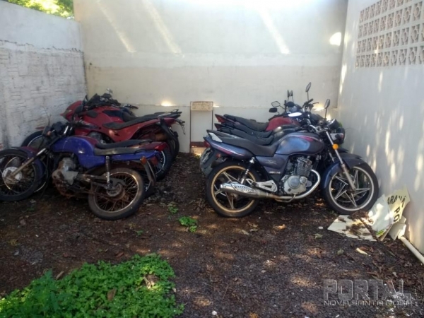 Uma moto foi apreendida. (Foto: PM)