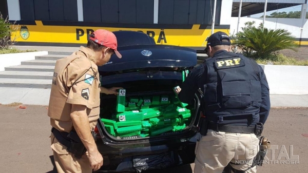 Droga era transportada em um Voyage, abordado durante operação conjunta das duas polícias na PR-323, em Iporã. (Fotos: PRF)