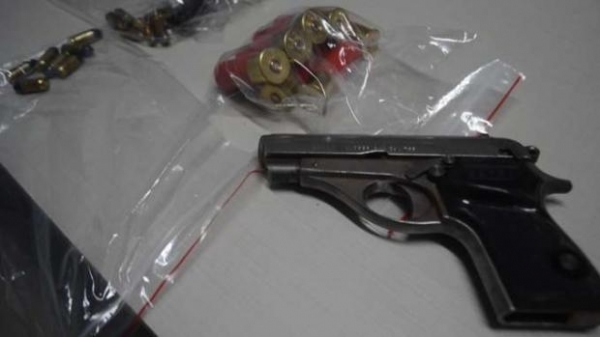 No sofá da casa foi encontrado a pistola da marca Bersa. (Foto: Catve)