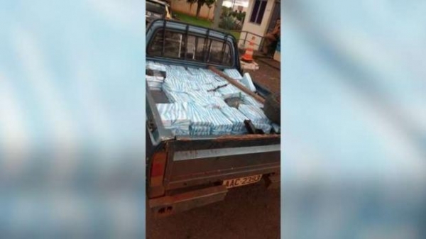 Em galões para transportar combustíveis na parte externa foram encontradas outras 150 caixas de relógios.(Foto: Colaborador)