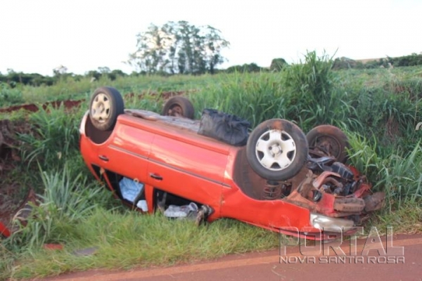 O veículo ficou com as rodass para cima. (Fotos: Portal Nova Santa Rosa)