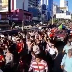 População seguiu com bandeiras em passeata pela cidade. (Foto: Catve)