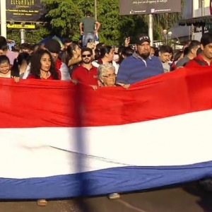 Manifestantes bloquearam ruas e colocaram fogo em pneus no centro de importados de Cidade do Leste, no Paraguai (Foto: Marcos Landin/RPC )