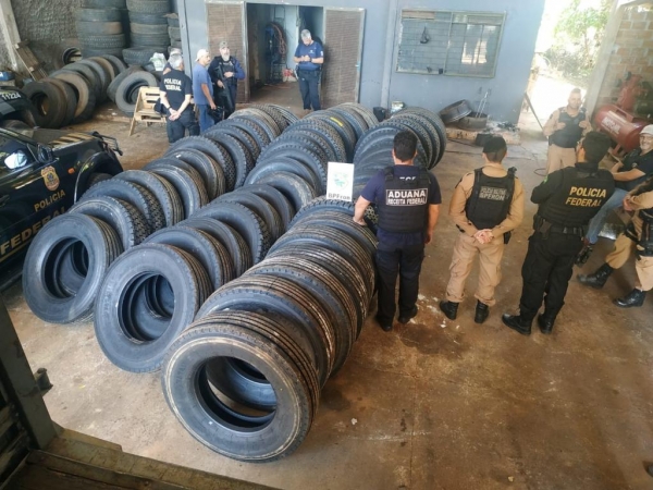  Operação conjunta entre BPFron, Receita Federal e Polícia Federal, resulta na apreensão de cigarros, mercadorias e pneus contrabandeados do Paraguai. (Foto: BPFron)