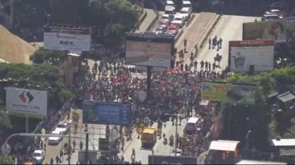 Na quinta-feira (7) milhares de manifestantes se reuniram na Ponte da Amizade para protestar contra a prefeita Sandra Zacharias (Foto: Divulgação )