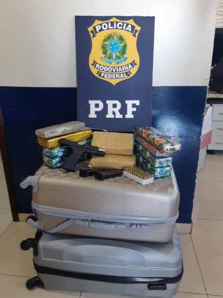O preso foi enquadrado nos crimes de posse ou porte ilegal de arma de fogo de uso restrito, Falsificação de documento público, tráfico de drogas, comércio ilegal de arma de fogo.(Foto: PRF)