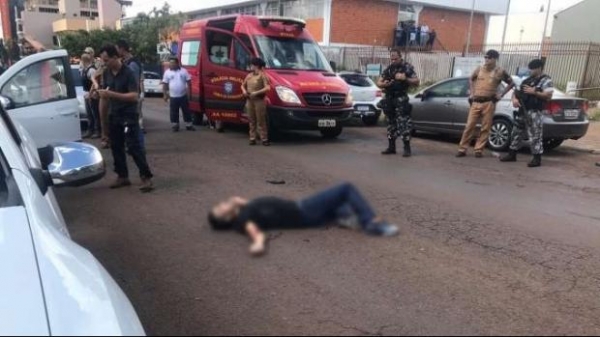 Crime foi registrado após a vítima sair do mercado com o filho, e ser abordada pelo criminoso.(Foto: Catve)