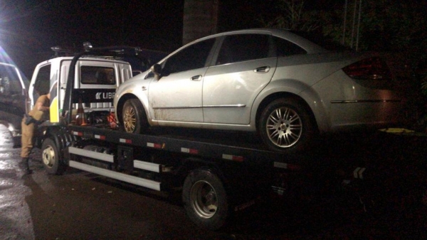 O veículo e o cigarro foram encaminhados à Receita Federal em Cascavel . (Fotos: PRE)