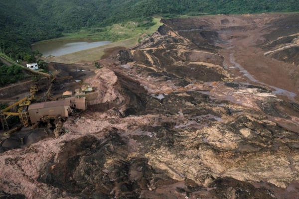 As buscas seguem na cidade desde o rompimento da barragem da mineradora Vale, no dia 25 de janeiro (Foto: REUTERS/Washington Alves/Direitos Reservados )