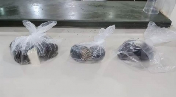 Durante a revista, os agente encontraram o entorpecente . (Foto: Tarobá News)