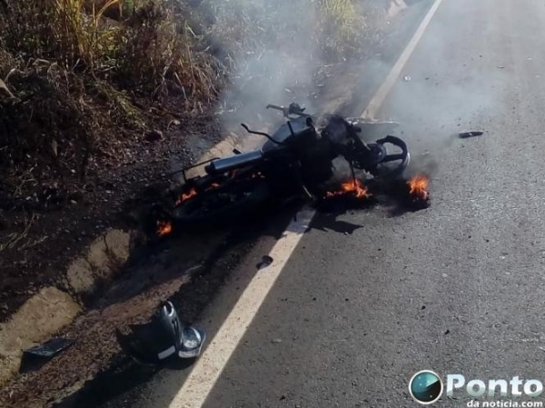 A moto com placa paraguaia foi totalmente destruída pelo fogo (Foto: Ponto da Notícia )