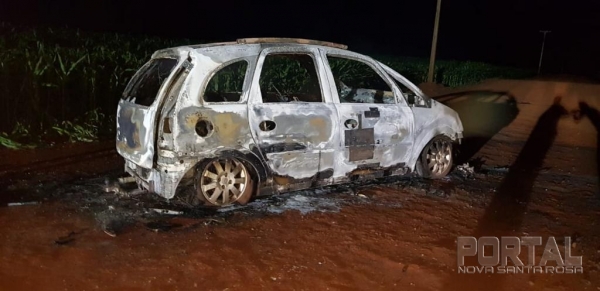 A Meriva foi localizada queimada. (Foto: Portal Palotina)