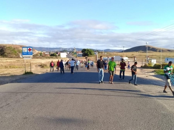 Sem poder atravessar para o território venezuelano, grupo volta ao Brasil e relata que fronteira está totalmente fechada (Foto: Alan Chaves/G1 )