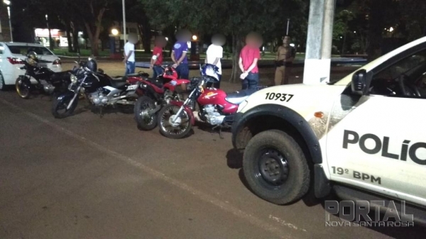 Momento em que a PM abordou os motociclistas. (Foto: PM)