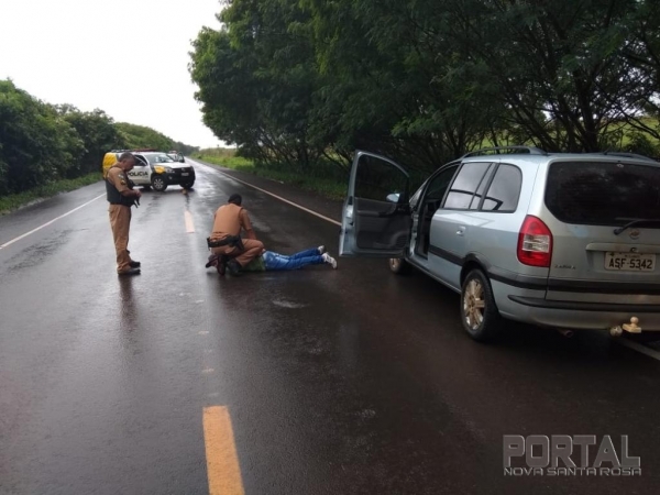 Momento em que a PM prendeu o condutor do veículo roubado. (Foto: PM)