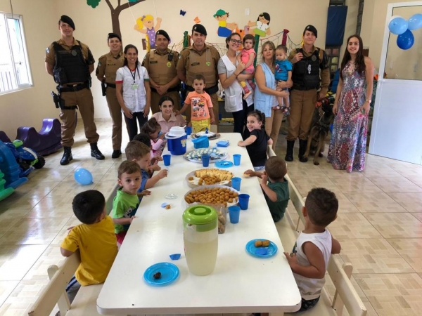 O intuito da visita era participar da festa de aniversário do Augusto. (Foto: PM)
