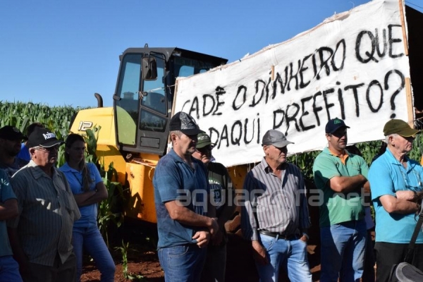  A estrada foi fechada na manhã desta sexta-feira (08) (Foto: AquiAgora.net )
