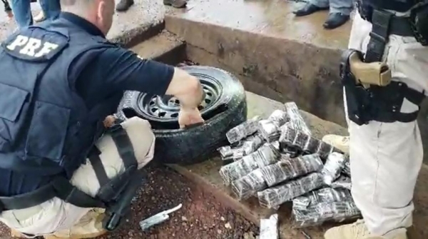 Condutor, veículo e a droga foram encaminhados para a Delegacia de Polícia Civil de Santa Terezinha de Itaipu.(Foto: PRF)