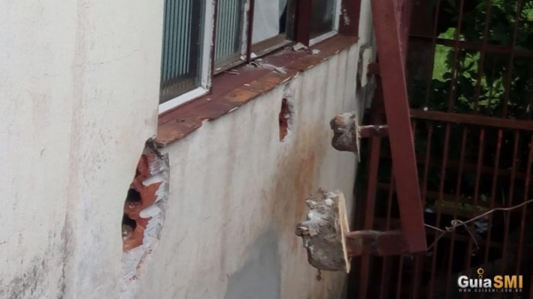 A responsável pelo estabelecimento informou aos policiais que, a princípio, nada foi levado.(Foto: Guia SMI)