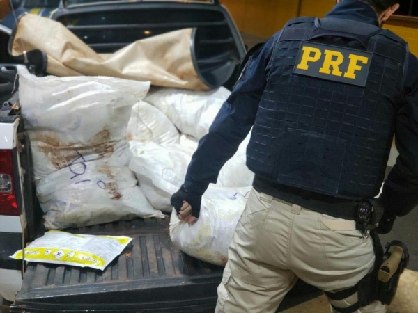 A carga ilícita era transportada em uma caminhonete Volkswagen Saveiro. (Fotos: PRF)