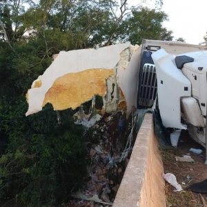 Motorista não ficou ferido após acidente na PR-567, em Cianorte — Foto: Diego Mendonça/RPC