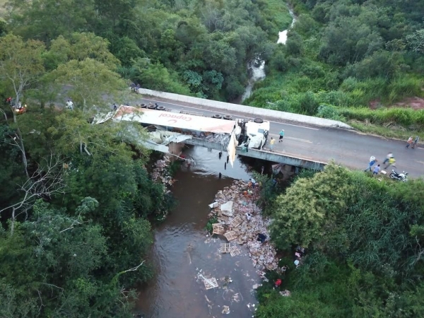 Caminhão carregado com frango congelado tombou em uma ponte em Cianorte e parte da carga caiu dentro de um rio — Foto: Diego Mendonça/Arquivo Pessoal