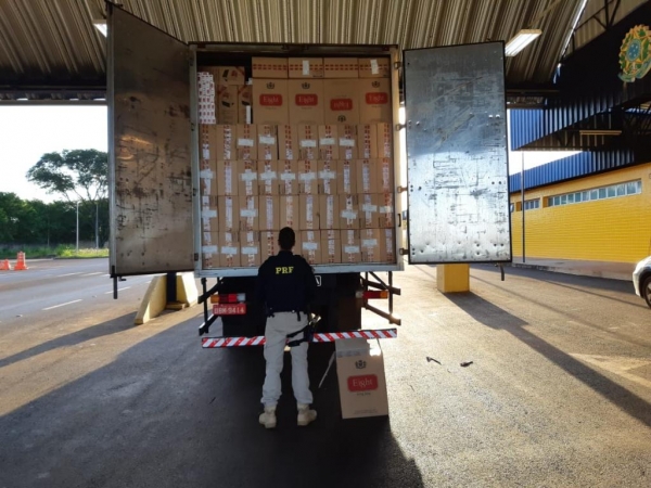 Motorista conseguiu fugir para mata, mas deixou para trás todos os seus documentos pessoais. (Fotos: PRF)