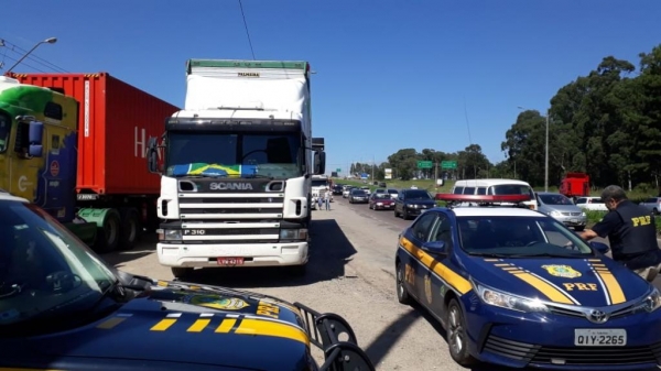 A concentração dos trabalhadores aconteceu na BR-116, no bairro Tatuquara, em Curitiba,. (Fotos: Banda B)