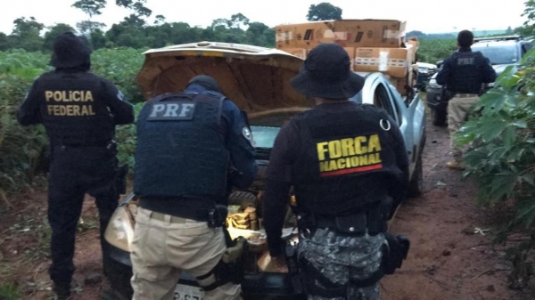 Foram apreendidas duas pick-up Montana, um Fiat Pálio e um Astra . (Fotos: PRF)