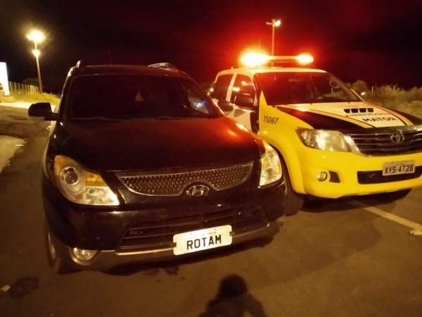 O veículo com placas de São Paulo foi apreendido. (Fotos: PRE)