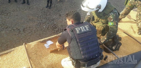 O contrabando estava no meio da carga de milho. (Foto: PRF)