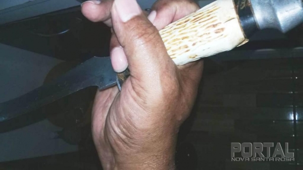 A faca e o chinelo foram encaminhados para a PM. (Fotos: Portal Palotina)