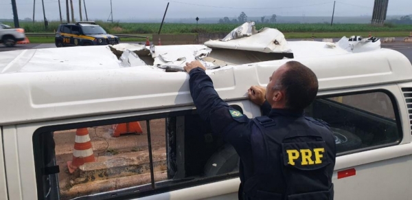 O motorista, brasileiro de 23 anos, disse levaria a droga até a cidade de Belo Horizonte. (Foto: PRF)