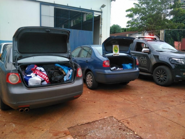 Os veículos e mercadoria forma apreendidos e quatro homens foram presos e encaminhados a Polícia Federal .. (Foto: BPFron)