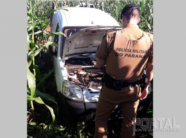 O veículo foi abandonado em uma lavoura de milho. (Foto: PM)