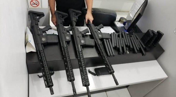 Os dois homens, de 33 e 40 anos, relataram que entregariam as armas em Tramandaí. (Foto: Divulgação)