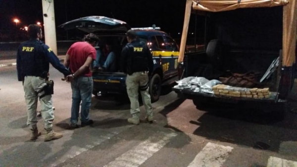 A droga seria levada para Santa Catarina. (Fotos: PRF)