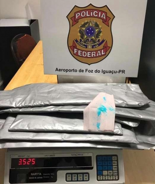 Na bagagem de mão, foi encontrado 3,525 Kg de cocaína que seriam entregues na Espanha. (Foto: PF)