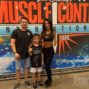 Anelise com a família no Arnold Sports Festival . (Foto: Divulgação)