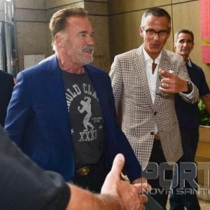 Schwarzenegger chegando. (Foto: Reprodução)